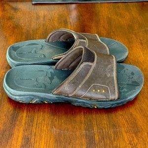 Men’s size 10.5 brown Rockport leather upper slides.